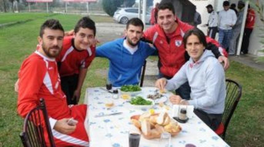 Futbolculara Hamsi Partisi