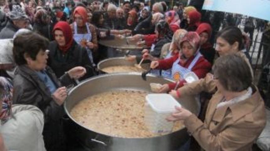 Ak Partili Hanımlar 3 Bin Kişiye Aşure Dağıttı