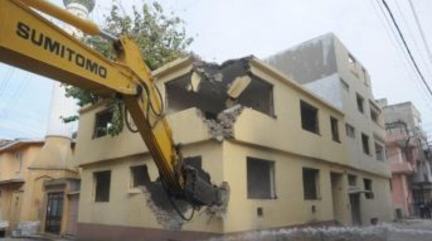 G&uuml;lbah&ccedil;e Mahallesi Meydana Kavuşuyor