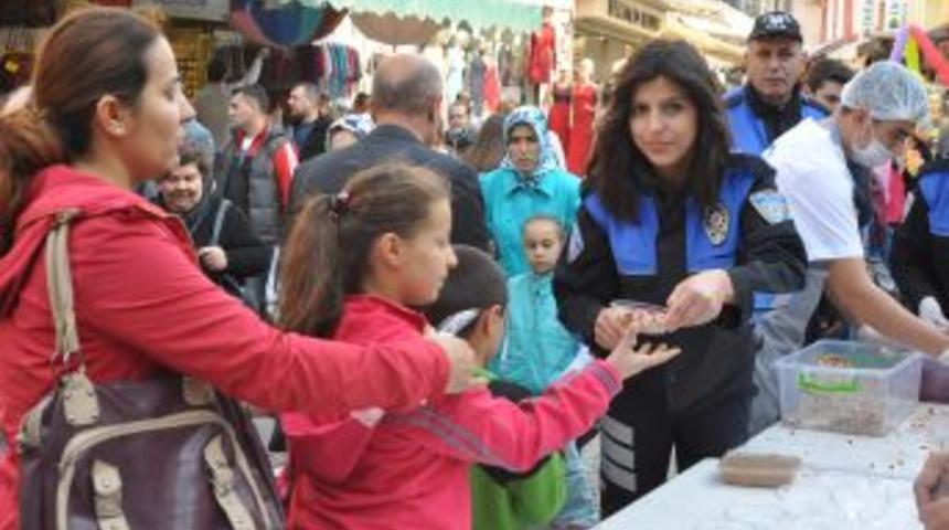 İzmir Polisi 10 Bin Kişilik Aşure Dağıttı