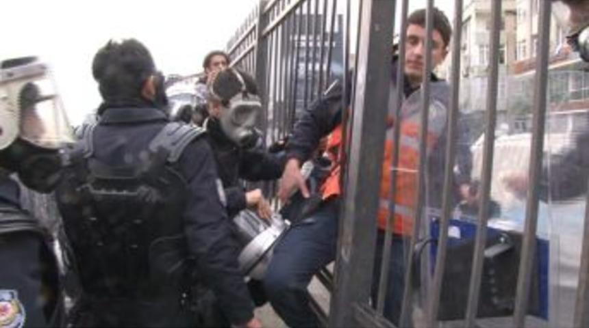 Adliyede Eylem Yapan Gruba M&uuml;dahale: 18 G&ouml;zaltı