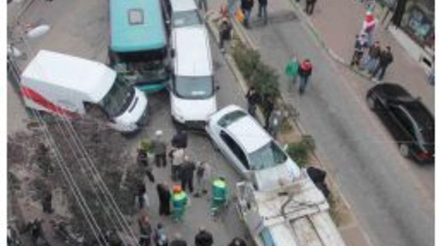 Freni Boşalan Halk Otob&uuml;s&uuml; 5 Aracı Bi&ccedil;ti: 3 Yaralı