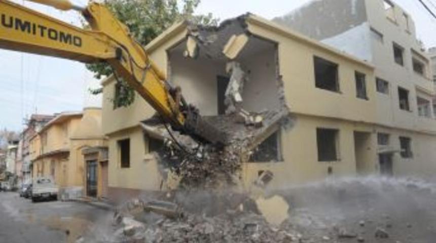 G&uuml;lbah&ccedil;e Mahallesi Meydana Kavuşuyor