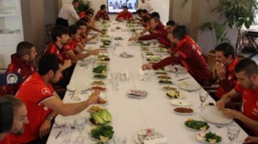 A Milli Takımı Soluğu Kebap&ccedil;ıda Aldı