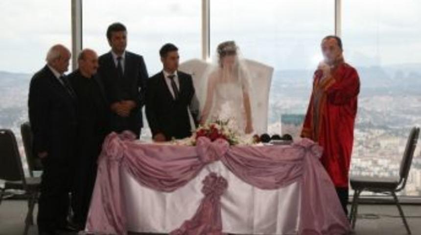 &Ccedil;iftler, Denizin Altından Ge&ccedil;ip 236 Metrede &lsquo;evet&rsquo; Dedi