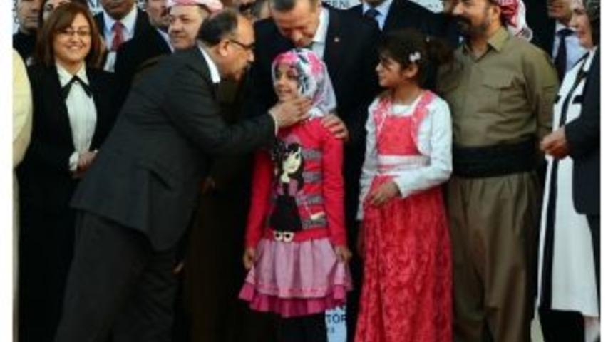 Diyarbakır'daki T&ouml;rende Başı Kapalı Ve A&ccedil;ık İki Kız &Ccedil;ocuğu Erdoğan'a Eşlik Etti