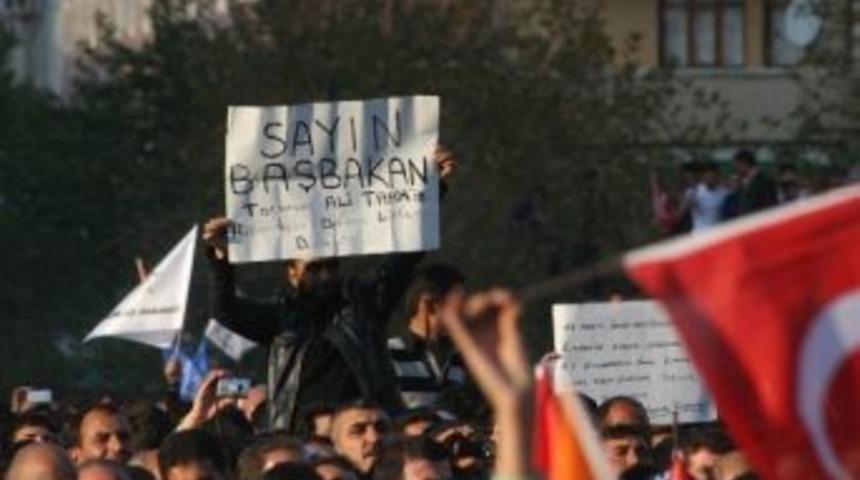 Başbakan&rsquo;a &lsquo;torunun Ali Tahir&rsquo;in Hatırı İ&ccedil;in Derdimi Dinle&rsquo; Pankartı