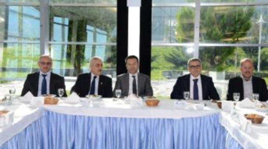 Validen İl Genel Meclisi &Uuml;yelerine Yemek