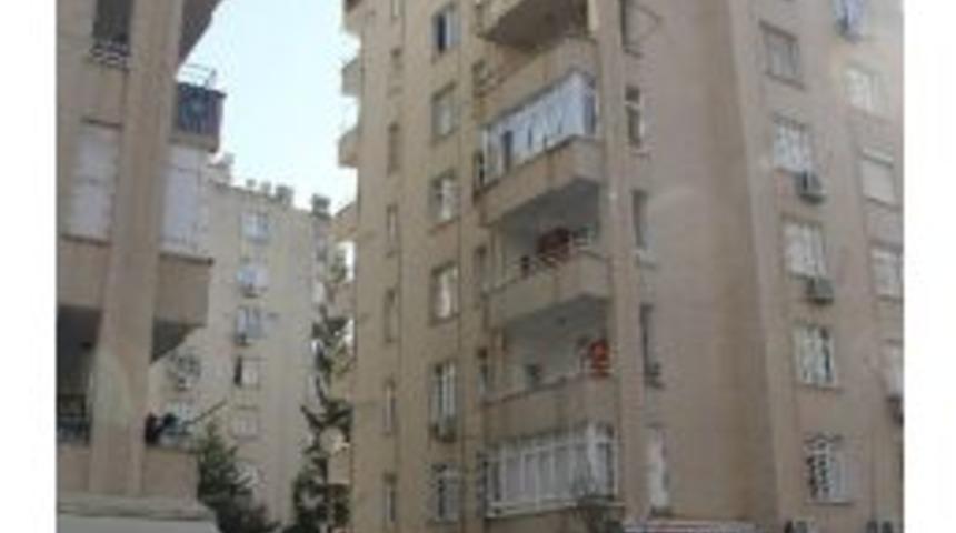 Kardeşi İle Şakalaşırken Balkondan D&uuml;şt&uuml;