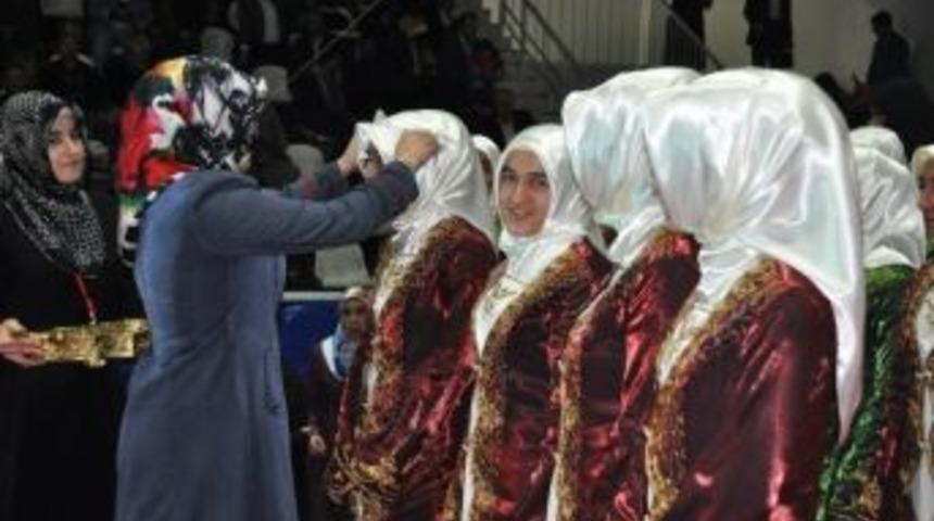 Bayan Hafızlara Ta&ccedil; Takma Merasimi Yapıldı