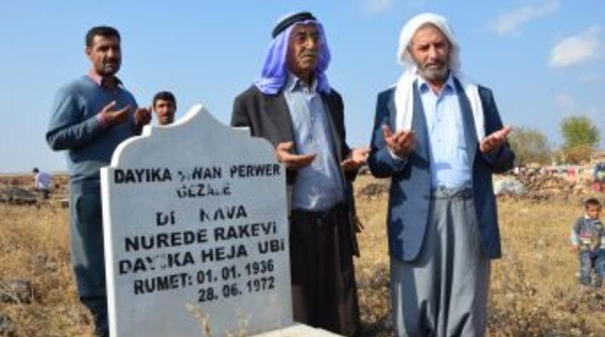 Şivan Perwer&rsquo;in K&ouml;yl&uuml;leri Annesinin Mezarında Dua Etti