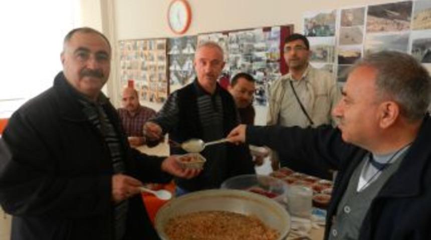 G&ouml;n&uuml;ll&uuml; Eğitimcilerden Aşure Ikramı