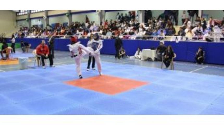 Bu Krali&ccedil;eler Vurduğunu Yıkıyor