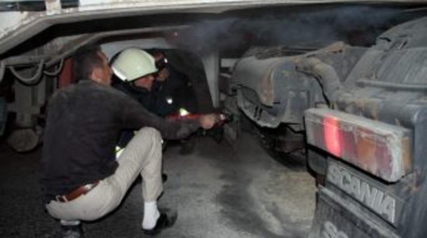 K&ouml;m&uuml;r Y&uuml;kl&uuml; Tır Yangını Ucuz Atlatıldı