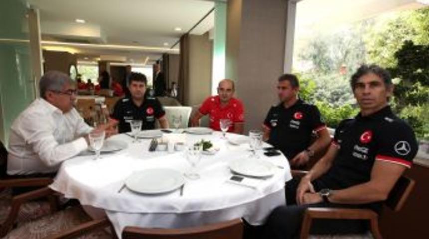 A Milli Takım &Ouml;ğle Yemeğine &Ccedil;ıktı