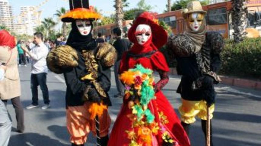 Narenciye Festivali'nde &Ccedil;eşmeden Portakal Suyu Aktı