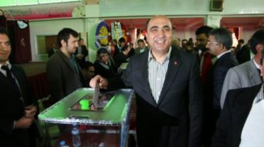 AK Parti, Temay&uuml;l Yoklaması Yaptı