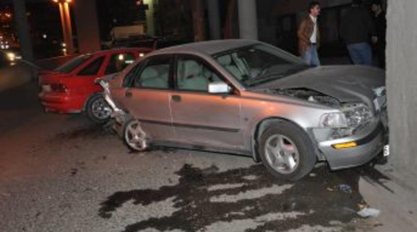 Yaralı S&uuml;r&uuml;c&uuml; Ambulansa Konulurken İstiklal Marşı Okudu