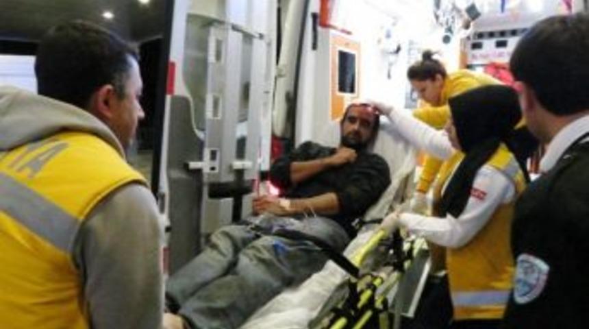 Başına Satırla Vurulan Suriyeli Yaralandı