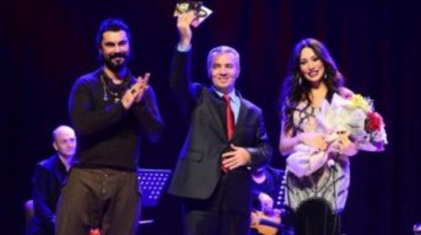 Sanat&ccedil;ı Umut Aky&uuml;rek, Sevenlerine M&uuml;zik Ziyafeti Sundu