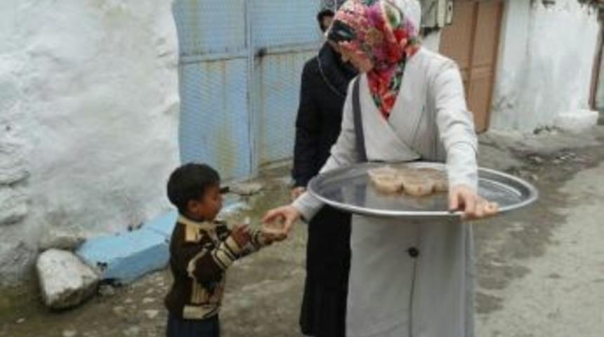 Kegyad&rsquo;dan Romanlara Aşure Hayrı