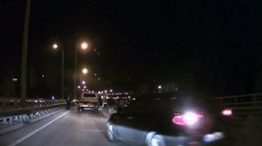 (&ouml;zel Haber) İzmir'de Şehir Eşkıyaları Bir Aracın &Ouml;n&uuml;n&uuml; Kesti