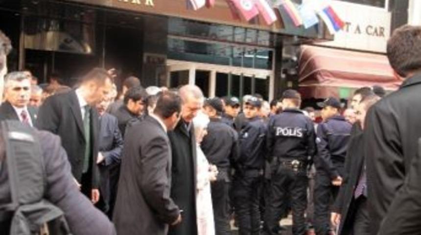 Başbakan Erdoğan &Ccedil;ocuklara Satran&ccedil; Seti Dağıttı