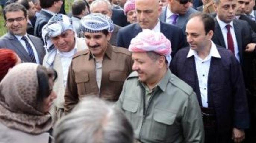 Osman Baydemir, Barzani'yi Y&ouml;resel K&uuml;rt Kıyafetiyle Karşıladı