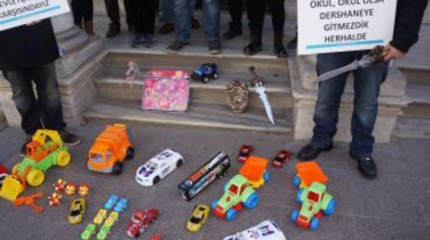 Dershanelerin Kapatılmasına Oyuncaklı Protesto