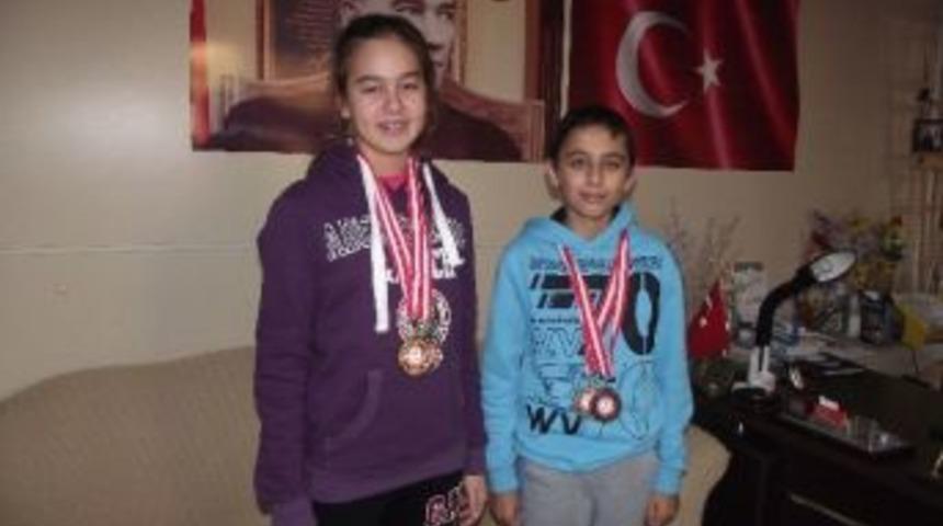 Muratlılı Sporcular Y&uuml;zmede B&uuml;y&uuml;k Başarı Kazandı