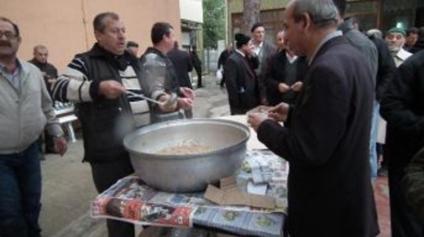 Muralı Gen&ccedil; İş Adamları Derneği Aşure Dağıttı