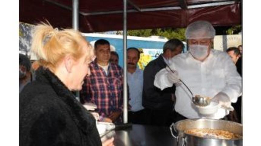 B&uuml;y&uuml;kşehir Belediye Başkanı Akaydın, 3 Bin Kişiye Aşure Dağıttı