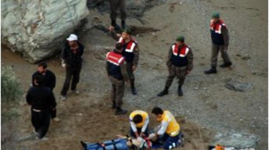 U&ccedil;uruma yuvarlanan otomobilin s&uuml;r&uuml;c&uuml;s&uuml; &ouml;ld&uuml;