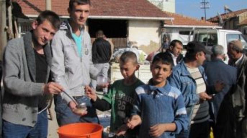 Hisarcık Saadet Partisi İl&ccedil;e Teşkilatı 2 Bin Kişiye Aşure Dağıttı