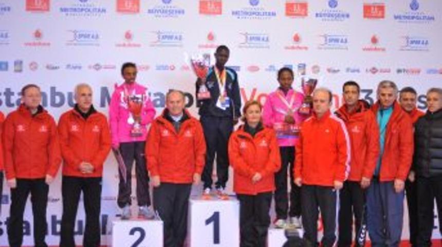 İstanbul Maratonu'nda Dereceye Girenler &Ouml;d&uuml;llerini Aldı