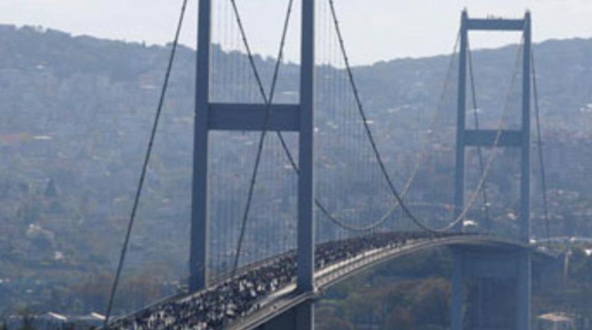 K&ouml;pr&uuml; beşik gibi sallandı