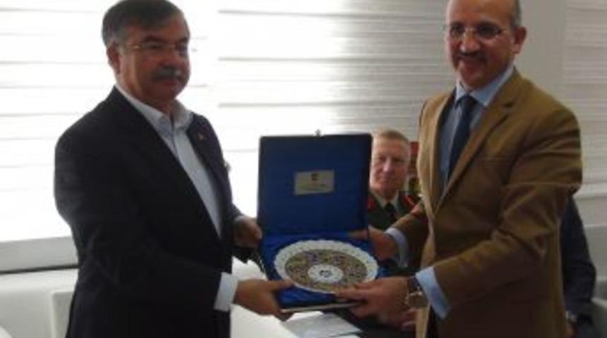 Milli Savunma Bakanı Yılmaz: Bedelli Ya Da Kısa D&ouml;nem Askerlik G&uuml;ndemimizde Yok