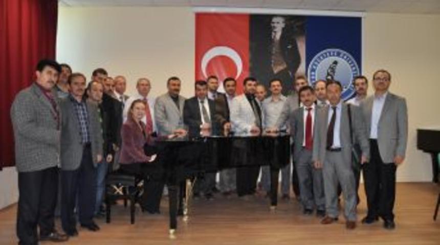 Afyonkarahisarlı Din G&ouml;revlileri, AK&Uuml;'de Şan Dersi Alıyor