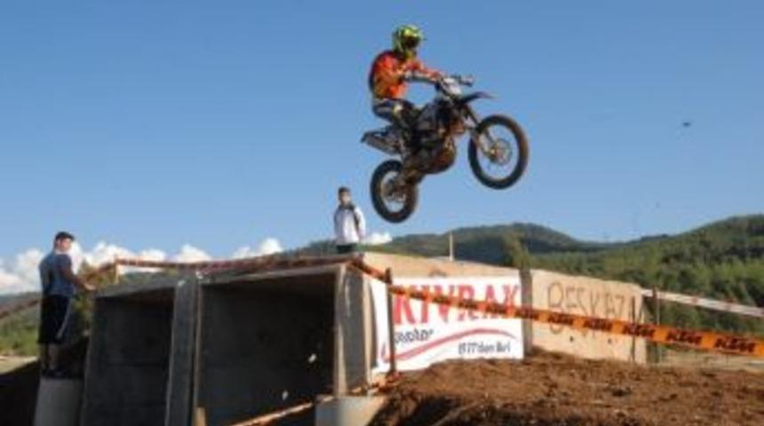 T&uuml;rkiye Motosiklet Şampiyonası'nda Adrenalin Doruğa &Ccedil;ıktı