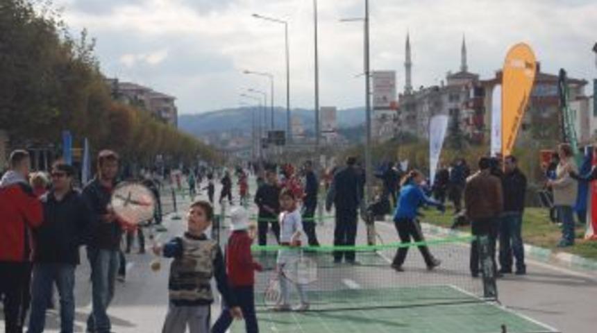 Trafiğe Kapatılan Caddede Tenis Oynadılar