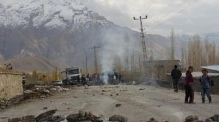 Mahalle Sakinlerinin Yol İsyanı