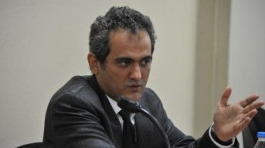 Rekt&ouml;r &Ouml;zer, Edebiyat&ccedil;ılar İle Bir Araya Geldi