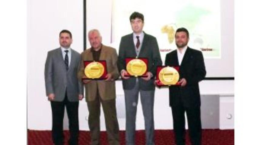 EGSİAD, G&ouml;n&uuml;l El&ccedil;ilerini Altın Kaplama Plaketle &Ouml;d&uuml;llendirdi