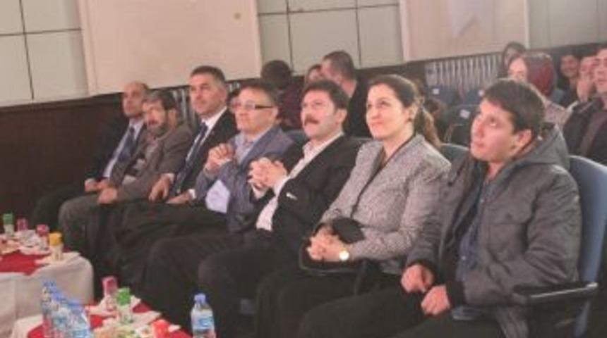 &ldquo;komikse Komik&rdquo; Adlı Oyun Hem G&uuml;ld&uuml;rd&uuml; Hem D&uuml;ş&uuml;nd&uuml;rd&uuml;