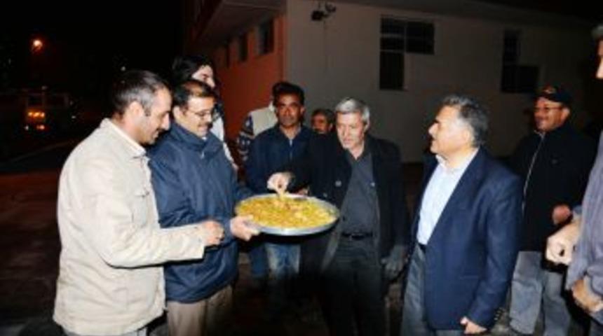 Gece Asfalt &Ccedil;alışmasına Baklavalı Ziyaret