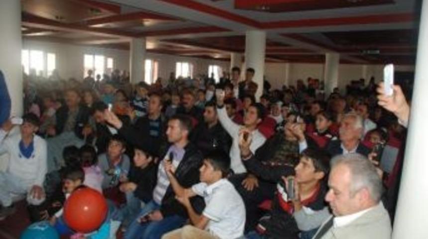 Baba Ve Kızın Konserinde Salonda Yer Kalmadı