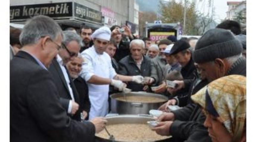 Akşehir&rsquo;de Ak Partili Gen&ccedil;lerden Aşure