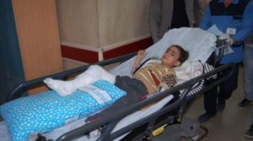 Motosiklet İle Otomobil &Ccedil;arpıştı: 2 Yaralı