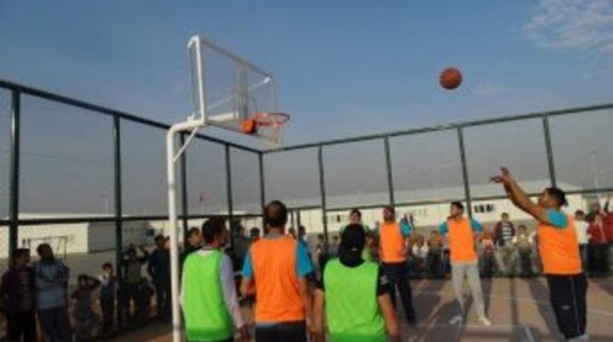 Suriyeli M&uuml;lteciler Arasında Basketbol Turnuvası D&uuml;zenlendi