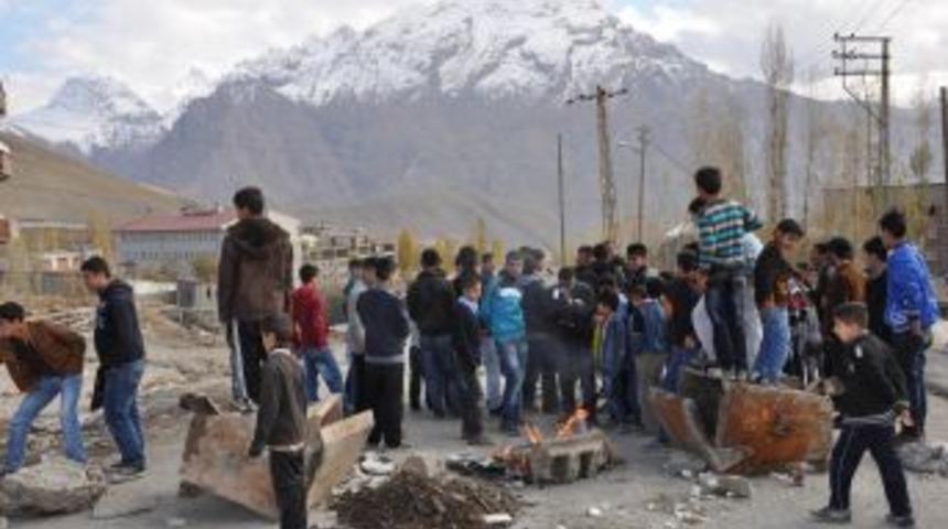 Hakkari'de Tozdan Bıkan Mahalleli Oturma Eylemi Yapıyor